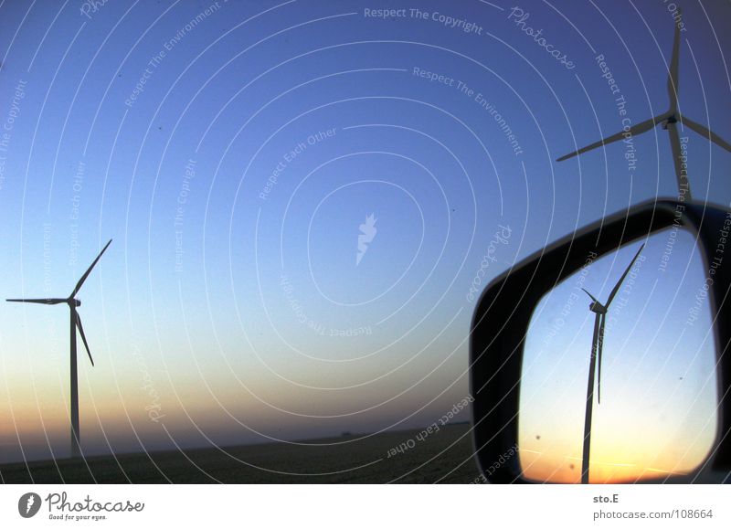 die parallelwelt 3 Windkraftanlage ökologisch Erneuerbare Energie drehen Kreis Gelände Wiese Feld Ferne Horizont Sonnenuntergang rot Spiegel