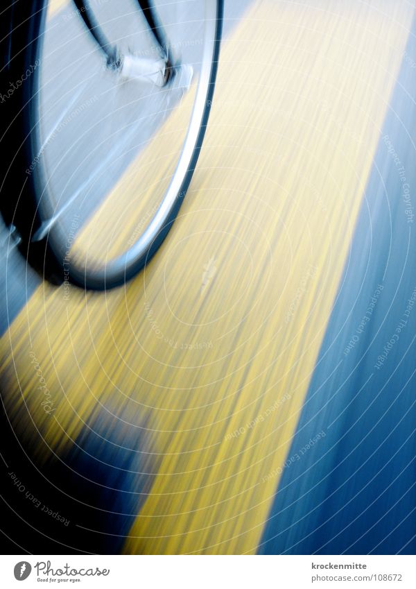 Nur Genießer fahren Fahrrad gelb Asphalt Geschwindigkeit Fahrradfahren Verkehr blau Straße Speichen Bodenbelag Bodenbemalung Schilder & Markierungen Linie