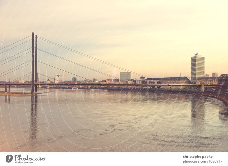 Die Nummer eins am Rhein sind wir Städtereise Schönes Wetter Fluss Düsseldorf Deutschland Europa Stadt Hauptstadt Stadtzentrum Altstadt Skyline Hochhaus Brücke