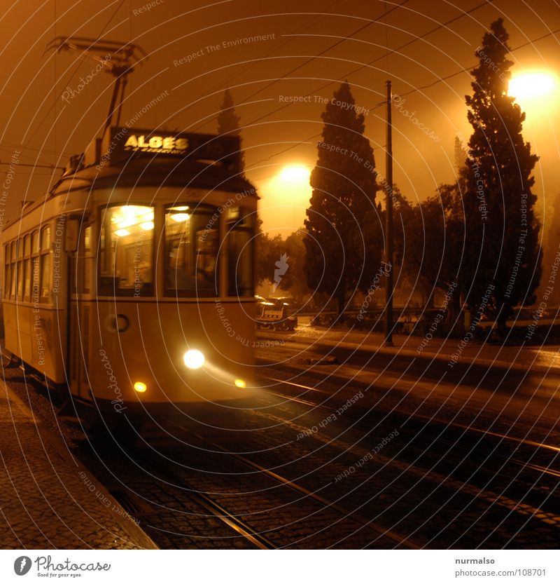 Nacht und Nebel Straßenbahn London Lissabon Kleinbahn unheimlich elektrisch Herbst gruselig Licht Gleise Gelbe Stimmung Bewegung Abend Morgen Angst