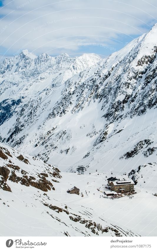 Kleine Hütte – große Berge Wintersport Skifahren Umwelt Natur Landschaft Schönes Wetter Schnee Felsen Alpen Berge u. Gebirge Gipfel Schneebedeckte Gipfel