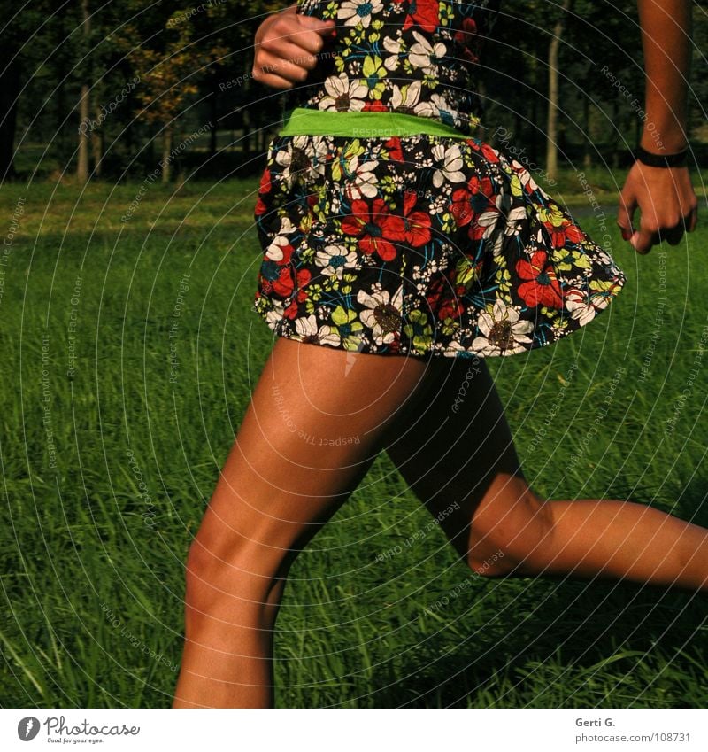loping Kleid Frau Junge Frau dünn fest drahtig Gesundheit Freizeit & Hobby Wiese rennen braun Sommer sommerlich saftig laufen Knie Muster mehrfarbig