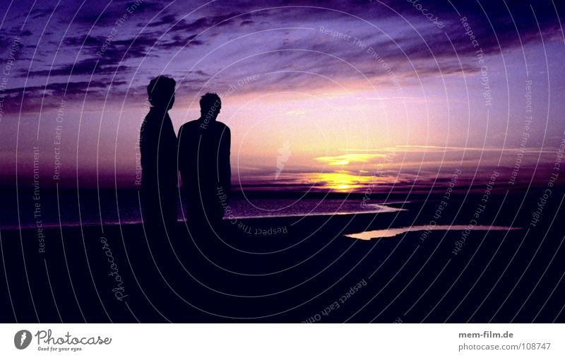 purple sky purpur Sonnenuntergang Romantik träumen Sonnenaufgang Meer Gegenlicht Mann Freundschaft Morgen rot schwarz violett Wolken Reflexion & Spiegelung