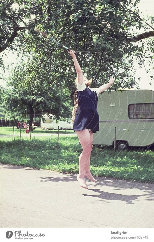 Abgehoben Badminton Ferien & Urlaub & Reisen Camping Mädchen Kind springen Baum Wohnwagen Sommer Siebziger Jahre Freude Spielen Sonne Bewegung sportlich