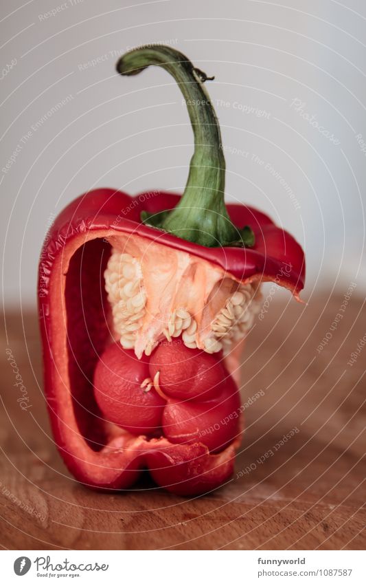 Alien - es wartet Paprika bedrohlich klein Baby Mutter Stengel Embryo Außerirdischer grün rot schwanger Surrealismus Kunst gruselig Ekel Fasten Diät Ernährung