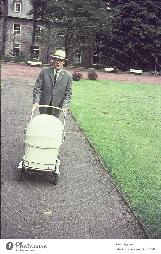 Emanzipation Park Sommer Ausflug Kinderwagen Mann Vater Wiese 1962 Wege & Pfade Hut Moderner Mann