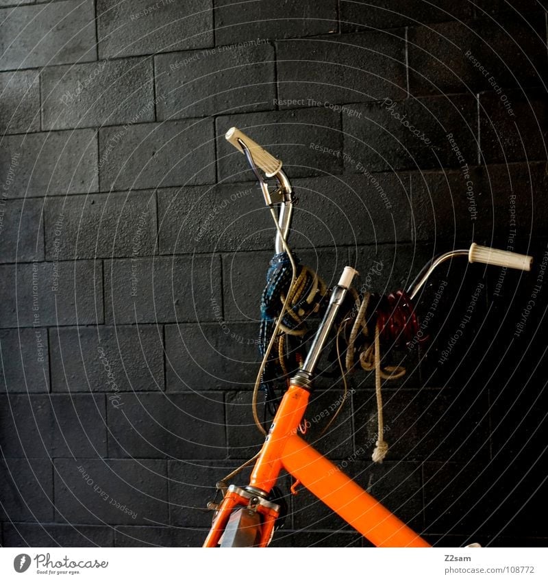 behangen geschmückt Fahrrad retro Klapprad Wand Muster glänzend dunkel grell Verkehrsmittel Schmuck hängen verschönern Dinge Fahrradlenker alt