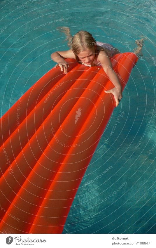 Oberwasser Luftmatratze Schwimmbad kalt Mädchen Kind retten Rettung Schwimmhilfe nass tauchen ertrinken Im Wasser treiben Klettern Sommer raufziehen blau orange