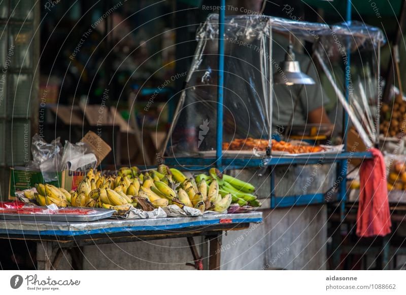 Bananenverkauf Lebensmittel Frucht Bioprodukte genießen Gesundheit Handel verkaufen Thailand Markt Bangkok Bananenblatt Farbfoto Außenaufnahme Menschenleer Tag