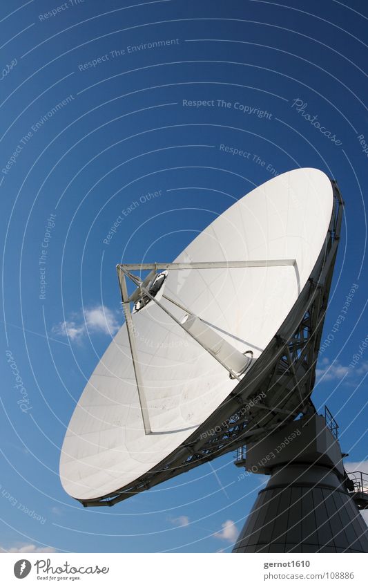 Nach Hause telefonieren Funktechnik Fernsehen Datenübertragung senden Sputnik live Teleskop Radioteleskop High-Tech Wissenschaften Wissenschaftler Kommunizieren