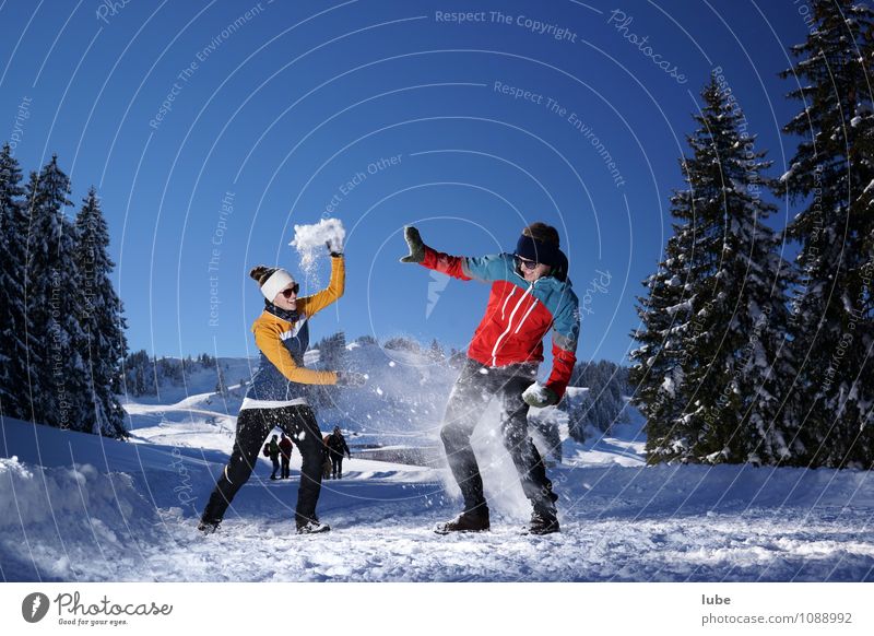 Schneeballschlacht Glück Winter Winterurlaub Fitness Sport-Training Wintersport Mensch Paar Partner 2 18-30 Jahre Jugendliche Erwachsene Natur Landschaft