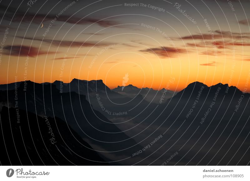 Halbmond Sonnenuntergang Cirrus Klimawandel Schweiz Berner Oberland wandern Bergsteigen Freizeit & Hobby Ausdauer weiß Wolken Hochgebirge Sauberkeit Luft zyan