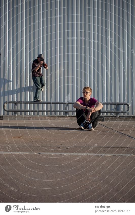 Zwei Jugendliche auf dem Parkdeck Beton Schatten Brille jung