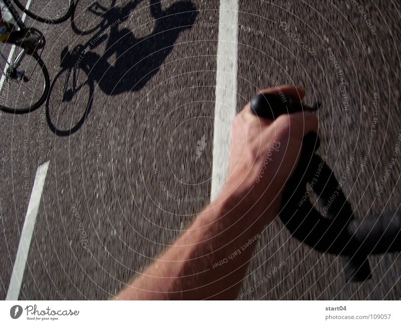 transalp Rennrad Hand Asphalt Sportveranstaltung Geschwindigkeit Radrennen Spielen Schatten Fahrrad Straße Arme Fahrradlenker Muskulatur