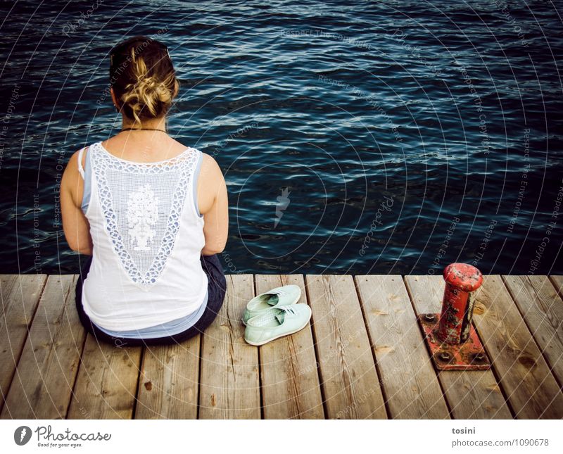 Einfach mal abschalten I Junge Frau Jugendliche Erwachsene Körper 1 Mensch Umwelt Natur Wasser Seeufer Gefühle Stimmung ruhig ausschalten Erholung