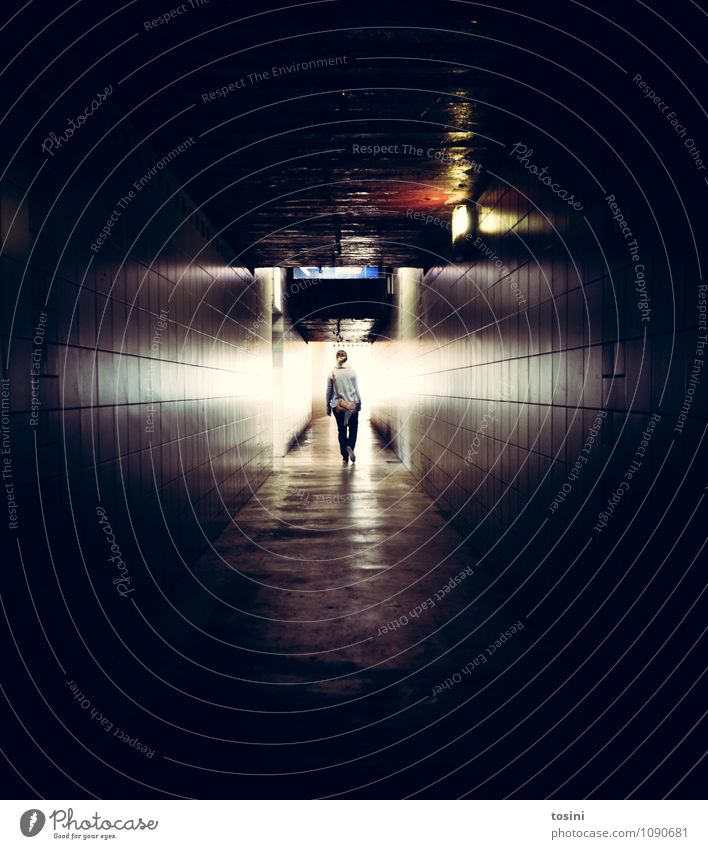 Licht am Ende des Tunnels Junge Frau Jugendliche Erwachsene 1 Mensch Bauwerk Gebäude Architektur Mauer Wand Verkehrswege Fußgänger schwarz Lichterscheinung Tod