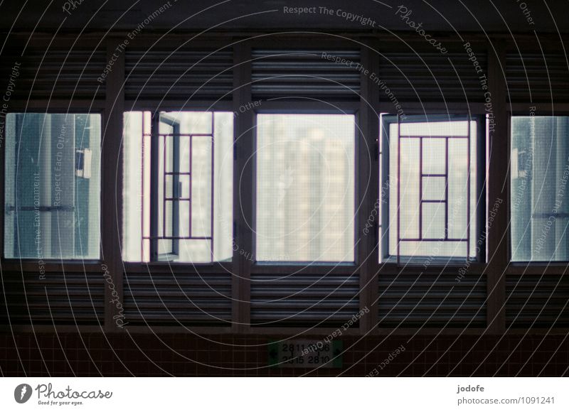 Aussicht Stadt Hauptstadt Haus Hochhaus Bauwerk Architektur Fenster bedrohlich dunkel eckig trashig trist schwarz weiß Höhenangst Platzangst modern Perspektive