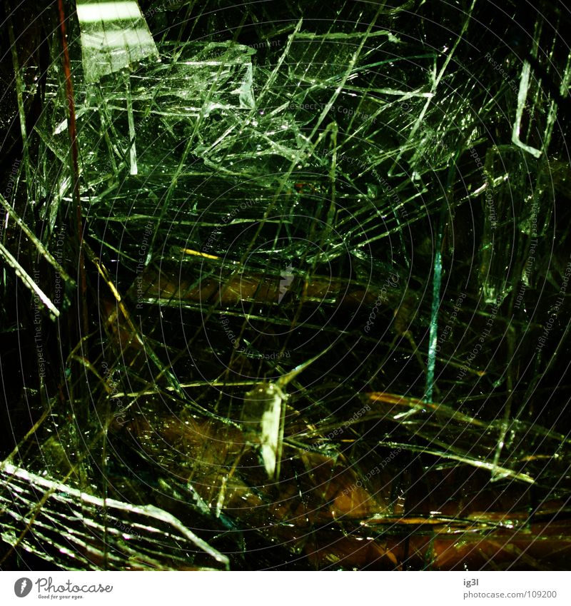 broken view Glasscherbe gebrochen gesplittert durchsichtig glänzend Beleuchtung geschnitten Glaser Quadrat Vogelperspektive unheilbringend grün gelb Ecke