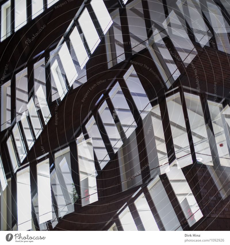 Windows Stadt Menschenleer Hochhaus Bankgebäude Gebäude Architektur außergewöhnlich verrückt grau schwarz weiß Bewegung bizarr chaotisch komplex Kunst modern