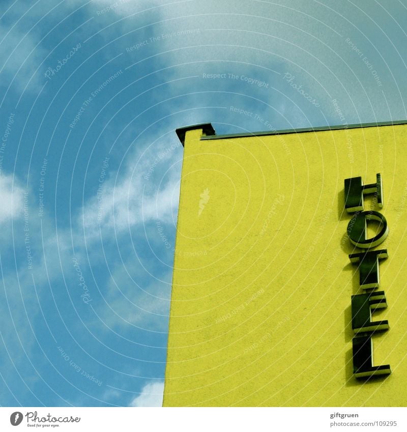 hotel Hotel Haus Gebäude Wolken weiß gelb schlechtes Wetter schlafen Typographie Beschriftung Buchstaben Detailaufnahme Schriftzeichen Himmel Baustelle blau