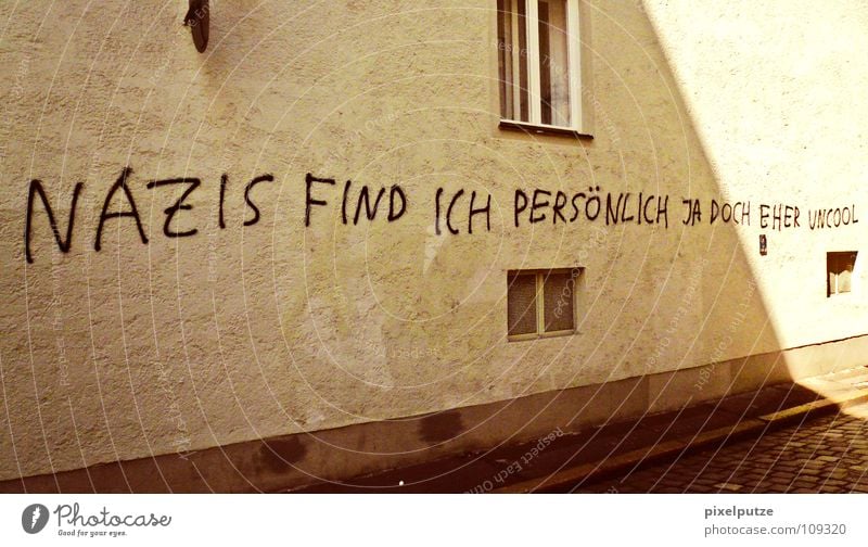 politisch korrekt links rechts Wand Vandalismus Politik & Staat Sinn Deutschland Handschrift Typographie Moral Graffiti Wandmalereien Buchstaben Schriftzeichen