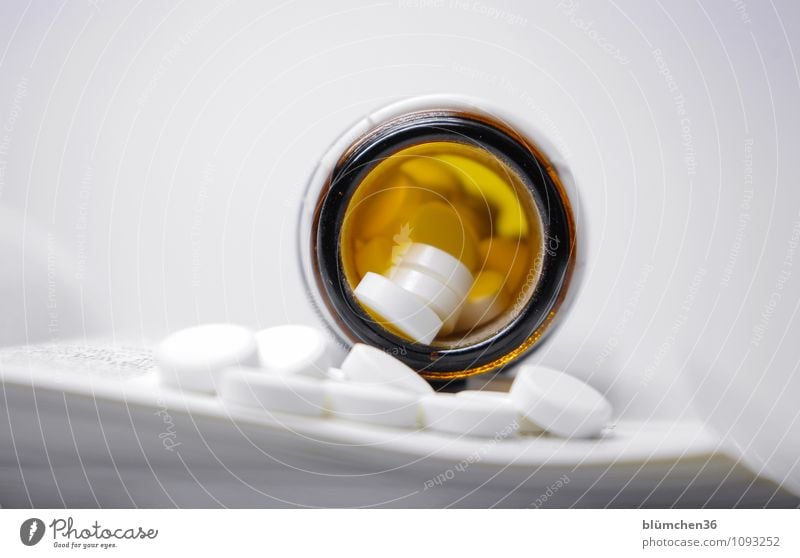 Missverständnis | Nicht immer eine Hilfe! Rauschmittel weiß Tablette Sucht Medikament Pharmazie Behandlung Gesundheitswesen Gesundheitsrisiko Nebenwirkung