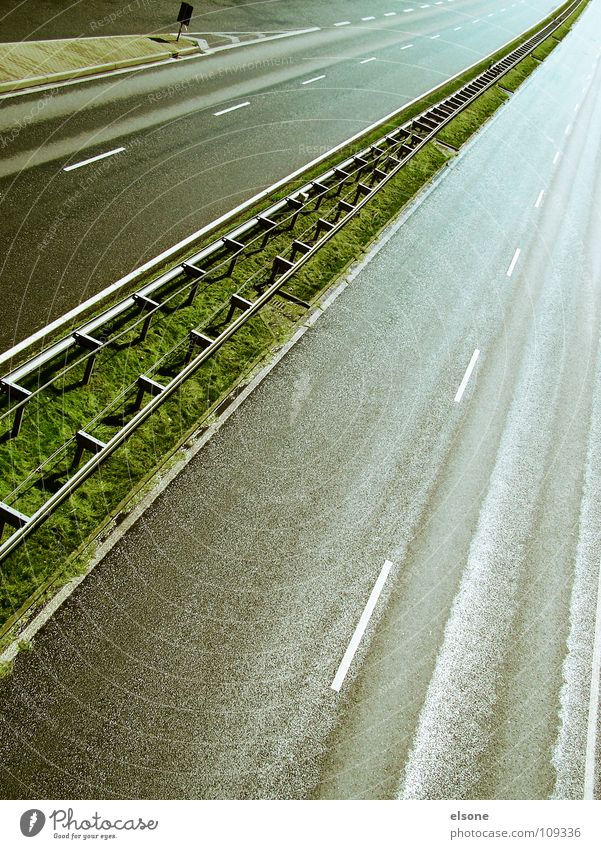::AUTOPISTA:: Autobahn Infrastruktur Verkehr Beton Leitplanke mehrspurig nass gefährlich Fahrzeug fahren Mittelstreifen Fluchtpunkt zentral grün grau schwarz