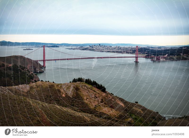 Wahrzeichen Tourismus Städtereise Wasser Himmel Berge u. Gebirge San Francisco Bay USA Stadt Brücke Sehenswürdigkeit Golden Gate Bridge Straße groß historisch