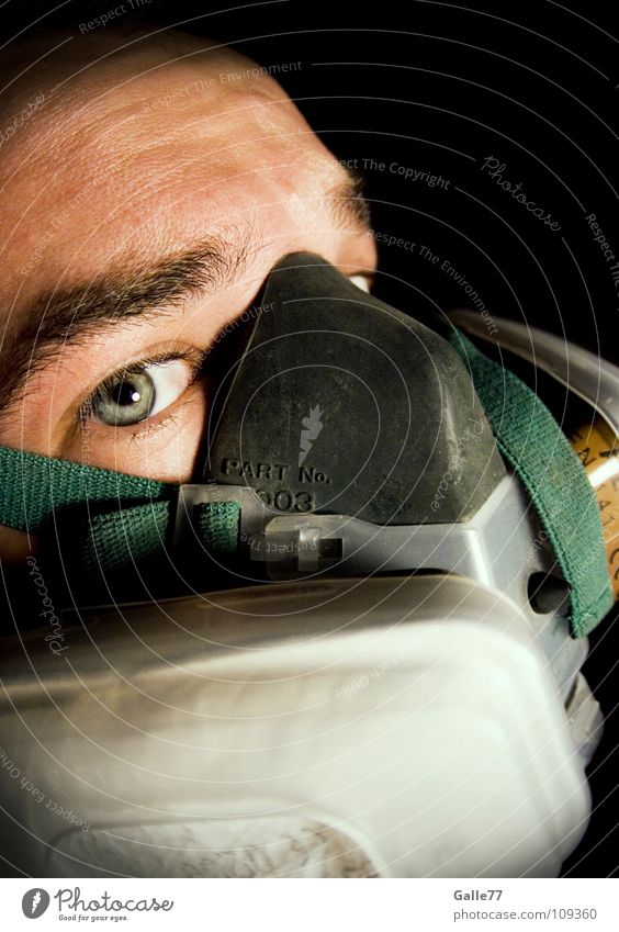 Atemschutz atmen frisch Luft dreckig rein gefährlich verseucht Porträt Mann Sauerstoff Atemschutzmaske Umwelt Fischauge Arbeit & Erwerbstätigkeit Maske