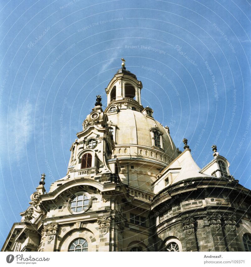 Frauenkirche Dresden Sachsen Kuppeldach Turm Tourismus Sightseeing Kunst Attraktion Sehenswürdigkeit sommerlich Erneuerung Zerstörung Krieg Denkmal Kultur