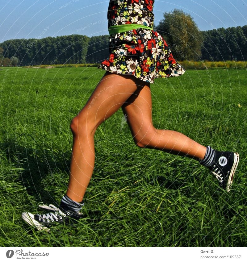 ja wo läuft sie denn? Joggen Kleid Frau Junge Frau dünn fest drahtig Gesundheit Freizeit & Hobby Wiese 100 Meter Lauf rennen Chucks braun Sommer sommerlich