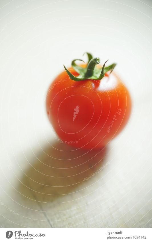 Tomato Lebensmittel Gemüse Tomate rund saftig grün rot Gesundheit Vegetarische Ernährung Bioprodukte Farbfoto Innenaufnahme Studioaufnahme Detailaufnahme