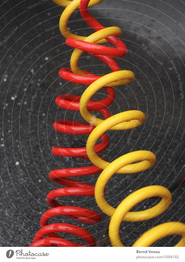 Versorgung die 1. Kabel Technik & Technologie Energiewirtschaft Kunststoff gelb grau rot Spirale verdreht Zusammensein zweifarbig Zuleitung Kupferdraht