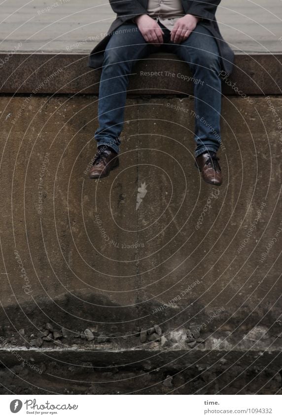 HMV | Drehpause maskulin Hand Beine Fuß 1 Mensch Mauer Wand Treppenabsatz Bahnsteig Jeanshose Mantel Schuhe Stein Metall sitzen historisch trashig Einsamkeit