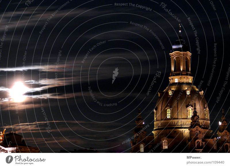 Dresdens bestes Stück Wolken Mond Altstadt Wahrzeichen Denkmal dunkel historisch Frieden Religion & Glaube Vergangenheit Mondschein Kuppeldach Erneuerung