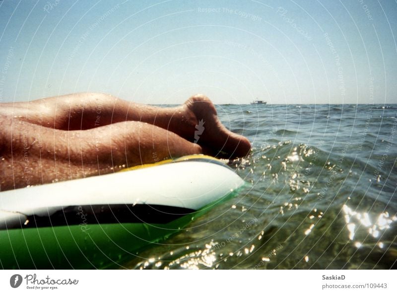 Wasserbett Urlaubsstimmung Ferien & Urlaub & Reisen Meer Kroatien Luftmatratze Mann Sommer kalt Physik Wasserfahrzeug Horizont Erholung ruhig Zufriedenheit