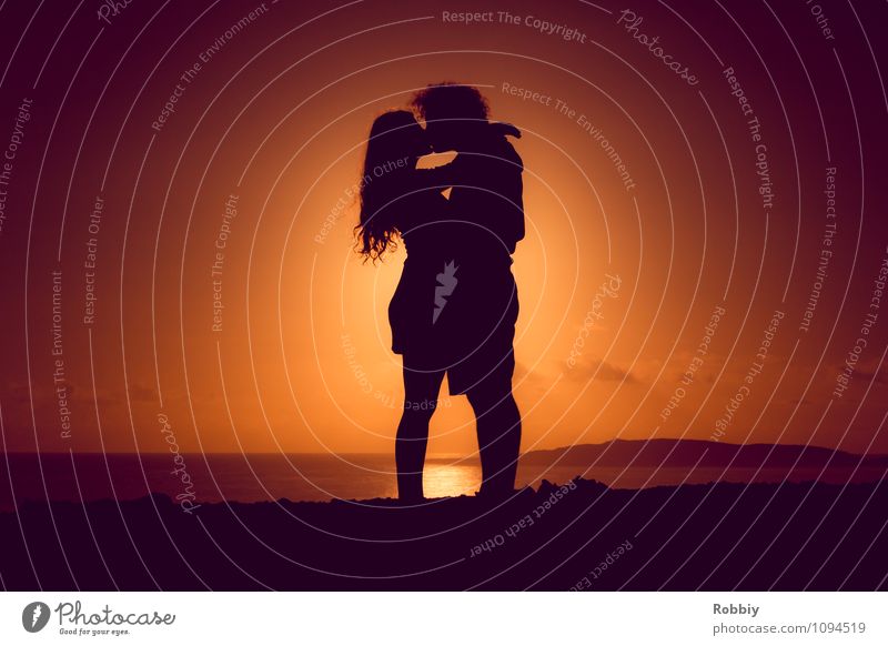 Du & Ich I Frau Erwachsene Mann Paar Partner 2 Mensch Sonne Sonnenaufgang Sonnenuntergang Sonnenlicht Küste Strand Meer Australien + Ozeanien festhalten Küssen