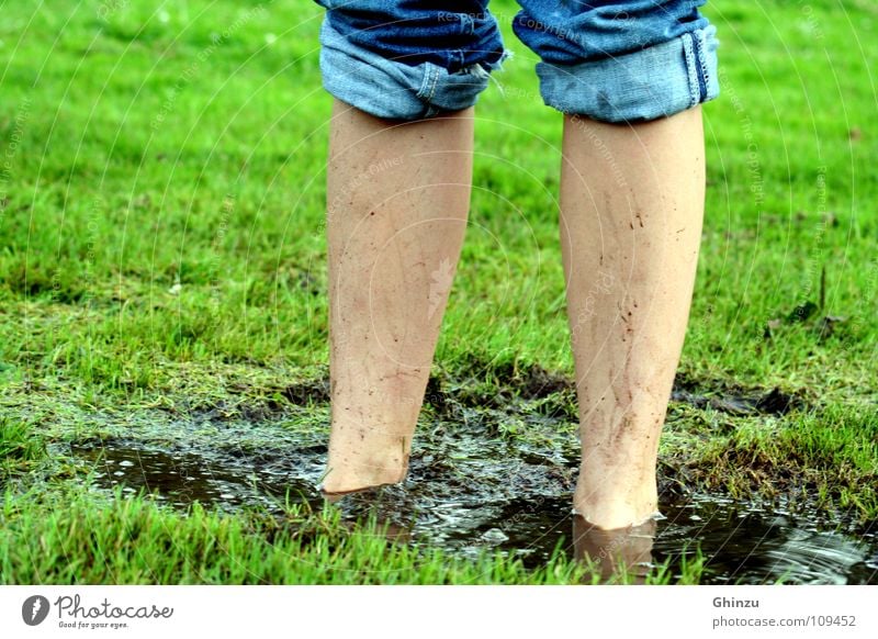 Wäsche gefällig? Wiese Schlamm Wade Reflexion & Spiegelung grün Außenaufnahme braun Gras Pfütze Freizeit & Hobby Wasser Jeanshose Beine schmutig dreckig blau