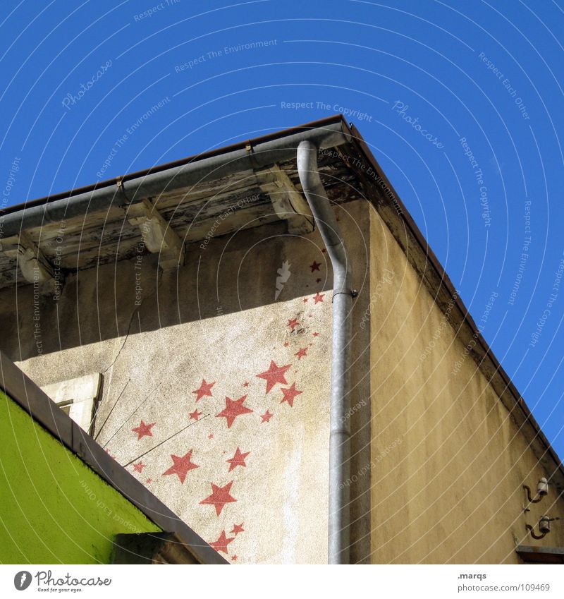 Zum Greifen nah Haus Wand Wasserrinne Regenrinne Dach Dachgiebel rot Ecke gemalt Kunst Kultur Graffiti Wandmalereien Himmel blau Häusliches Leben Stern (Symbol)