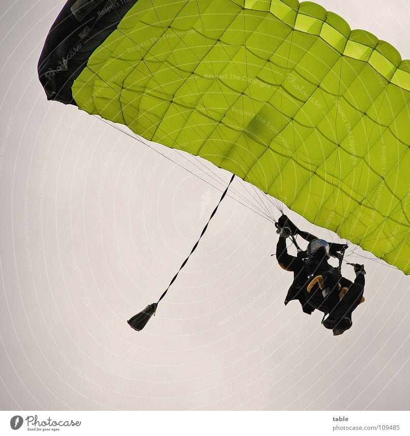 Überflieger Fallschirmspringen Helm Sport Fixer Pilot Flugzeug gelb Wolken Abenteuer Mann Flugplatz Profi Freizeit & Hobby Fallschirmspringer Aktion Freude
