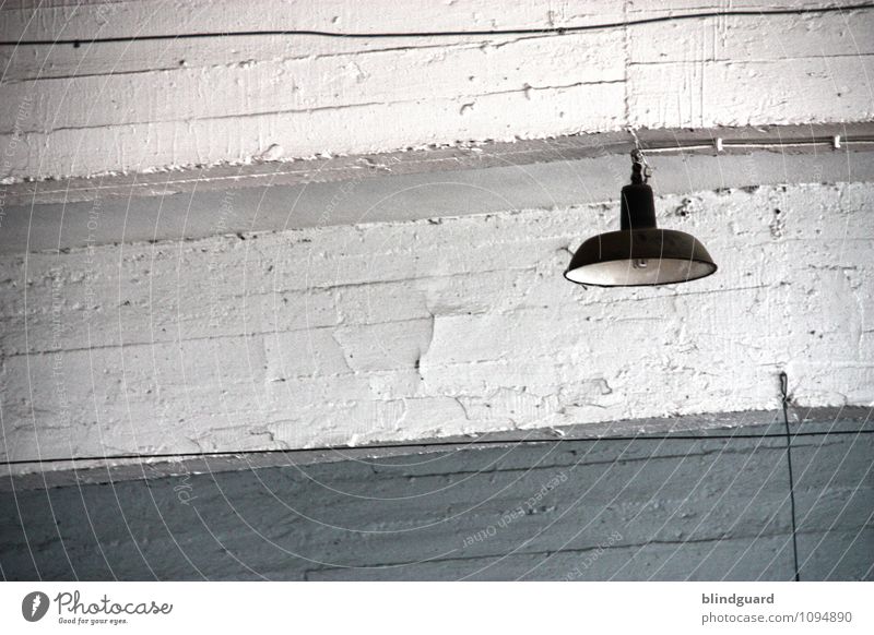 Lichtbild [Aus] Renovieren Lampe Raum Industrie Fabrik Mauer Wand Stein Stahl alt grau schwarz weiß Langeweile trist verwittert veraltet kaputt Kabel Farbfoto