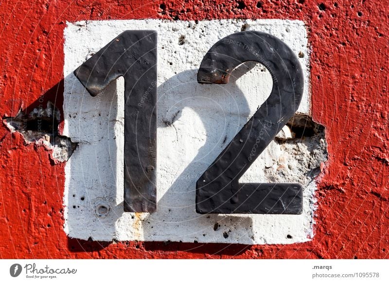 12 Mauer Wand Ziffern & Zahlen einfach rot schwarz weiß Lebensalter Hausnummer Farbfoto Außenaufnahme Nahaufnahme Tag Licht Schatten