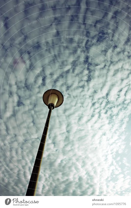 Raumstation Himmel Wolken Wetter Schönes Wetter Straßenbeleuchtung Laternenpfahl dünn blau Höhenangst träumen Zukunft Farbfoto Außenaufnahme Textfreiraum rechts