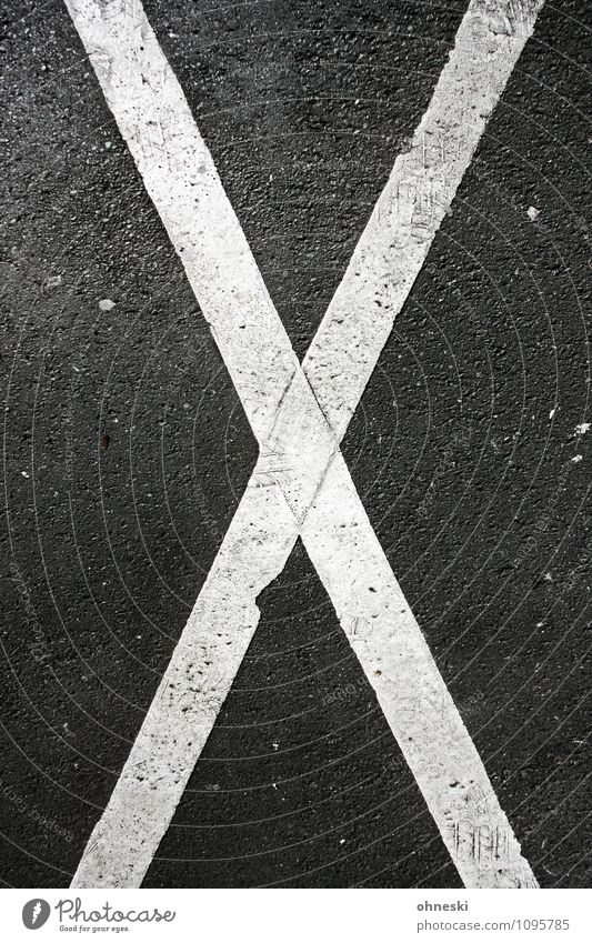 X Verkehr Straßenverkehr Autofahren Verkehrszeichen Verkehrsschild Parkverbot Schriftzeichen grau weiß Verbote Farbfoto Gedeckte Farben Außenaufnahme