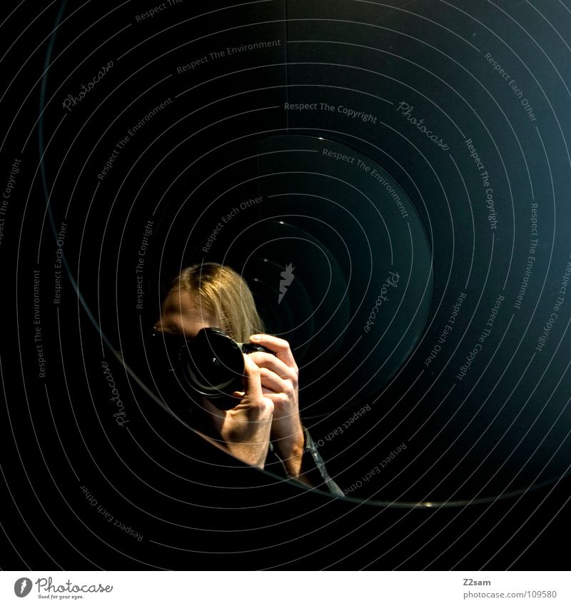 The Fotograf Fotografie Fotografieren Spiegel Selbstportrait Kreis Spiegelbild Reflexion & Spiegelung frontal Mann blond Hand festhalten Halbkreis blaustich