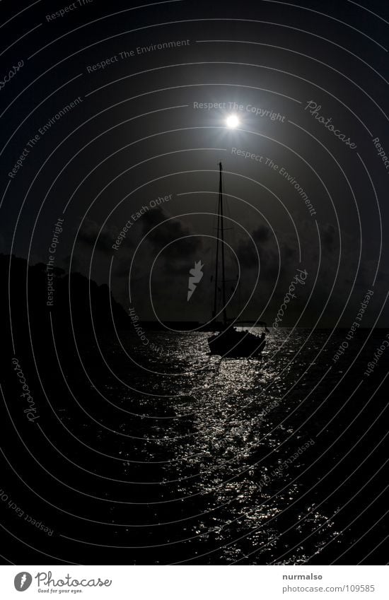 Black Sun Wasserfahrzeug Segeln Segelboot Sonnenaufgang Gegenlicht Reflexion & Spiegelung mystisch schwarz Wolken Stimmung Meer ankern Erholung