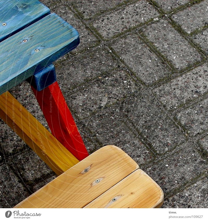 Bretter für die Welt | Kinderweglaufsperre (ISO 0815) mehrfarbig Tisch Handwerk Kindheit Holz eckig blau rot Macht Einsamkeit Kindergeburtstag lackiert