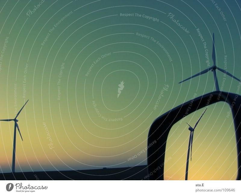 die dimension Windkraftanlage 3 ökologisch Erneuerbare Energie drehen Kreis Gelände Wiese Feld Ferne Horizont Sonnenuntergang rot Spiegel Reflexion & Spiegelung