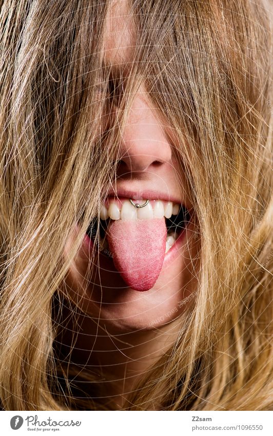 BÄHHHHH! Lifestyle feminin Junge Frau Jugendliche Haare & Frisuren Gesicht Mund 18-30 Jahre Erwachsene Piercing blond langhaarig Lächeln lachen frech
