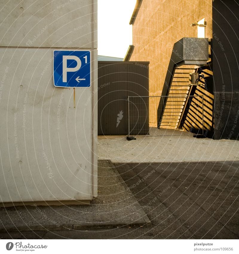 P1 ist wo anders... Parkplatz parken Parkdeck Quadrat links Linkspfeil Am Rand umrandet Blech Buchstaben Typographie Piktogramm Symbole & Metaphern Beton Gitter
